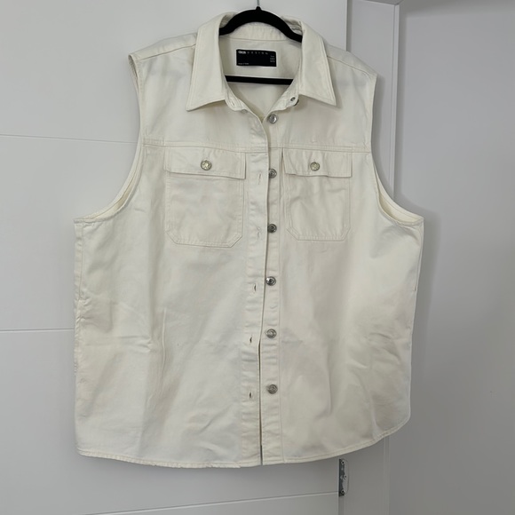 ASOS DESIGN CURVE SLEEVELESS DENIM JACKET - Picture 2 of 5